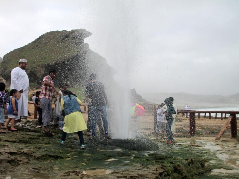 Wasser sprüht aus den unterspülten Felsen an der Küste bei Salalah - ein echtes Spektakel vor allem für die Kinder.