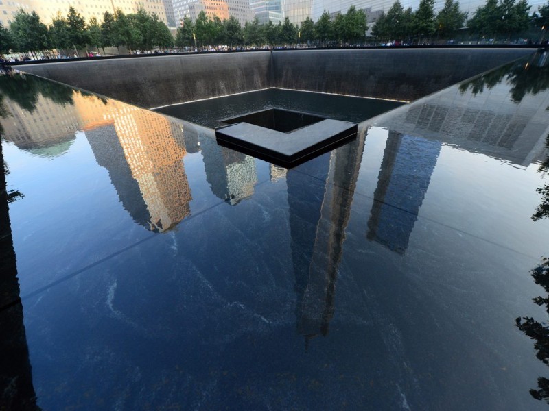One World Trade Center im Memorial Park.