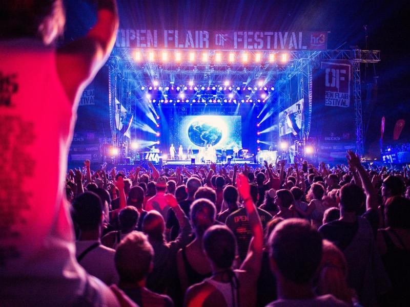 Typisches Festivalbild: Die Massen haben sich vor der Bühne versammelt - und es wird ordentlich gefeiert.