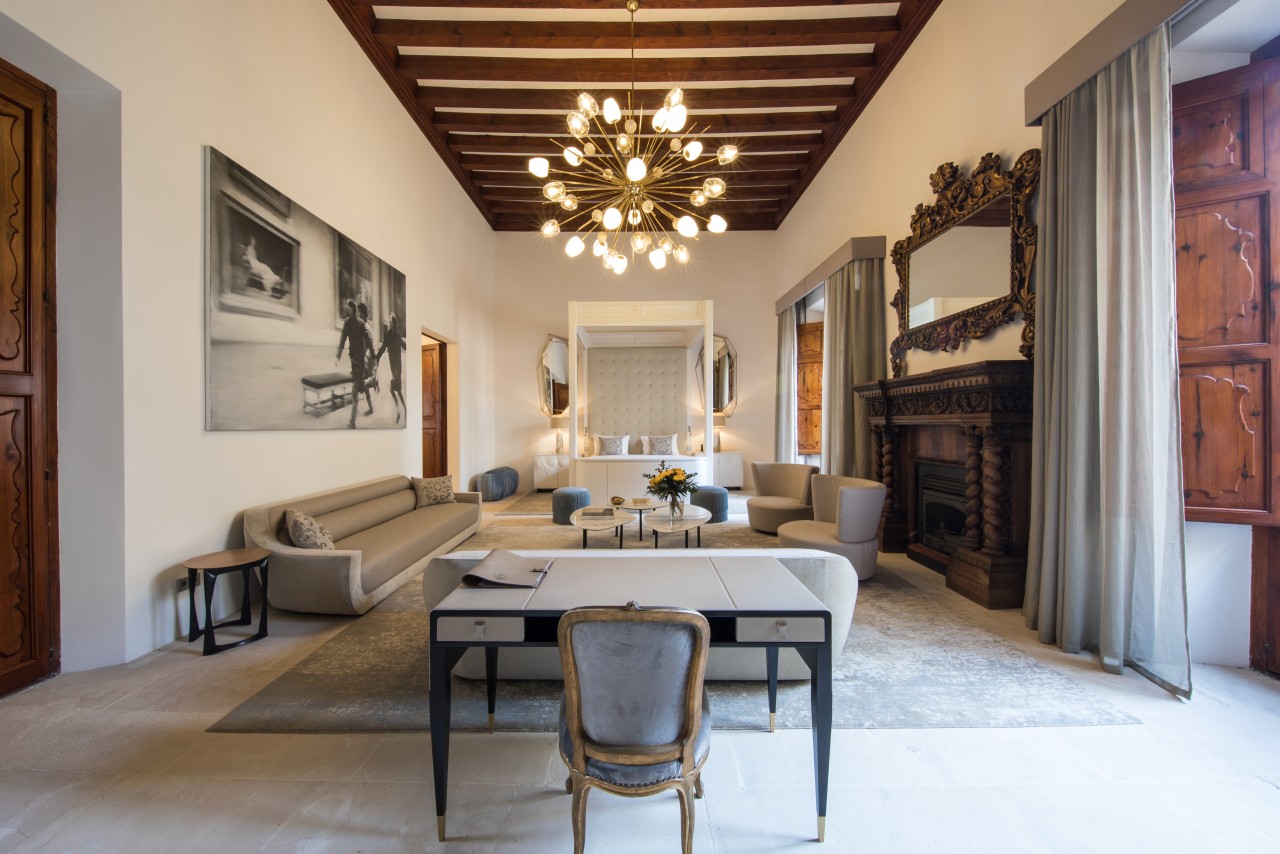 Die Renaissance-Suite im ersten Stock des Palacio Can Marques beeindruckt mit sechs Meter hohen Decken, 75 Quadratmetern Grundfläche und einem majestätischen Himmelbett von über drei Metern Höhe.