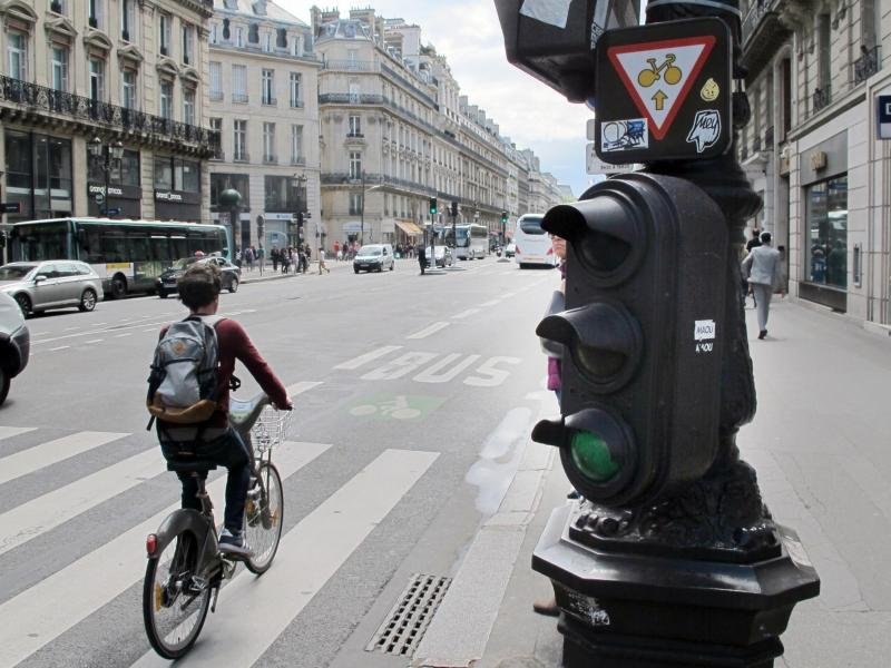 Paris mit dem Fahrrad entdecken - dass soll künftig entspannter werden. Die Stadt plant in touristischen Vierteln weitere Abstellplätze für Fahrräder und mehr Radwege.