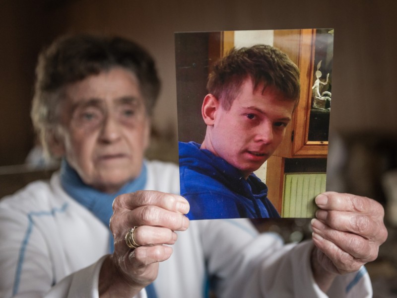 November 2015: Vera Pann, die Großmutter von Pierre Pahlke, präsentiert das letzte Bild ihres seit mehr als zwei Jahre verschwundenen Enkels Pierre Pahlke.