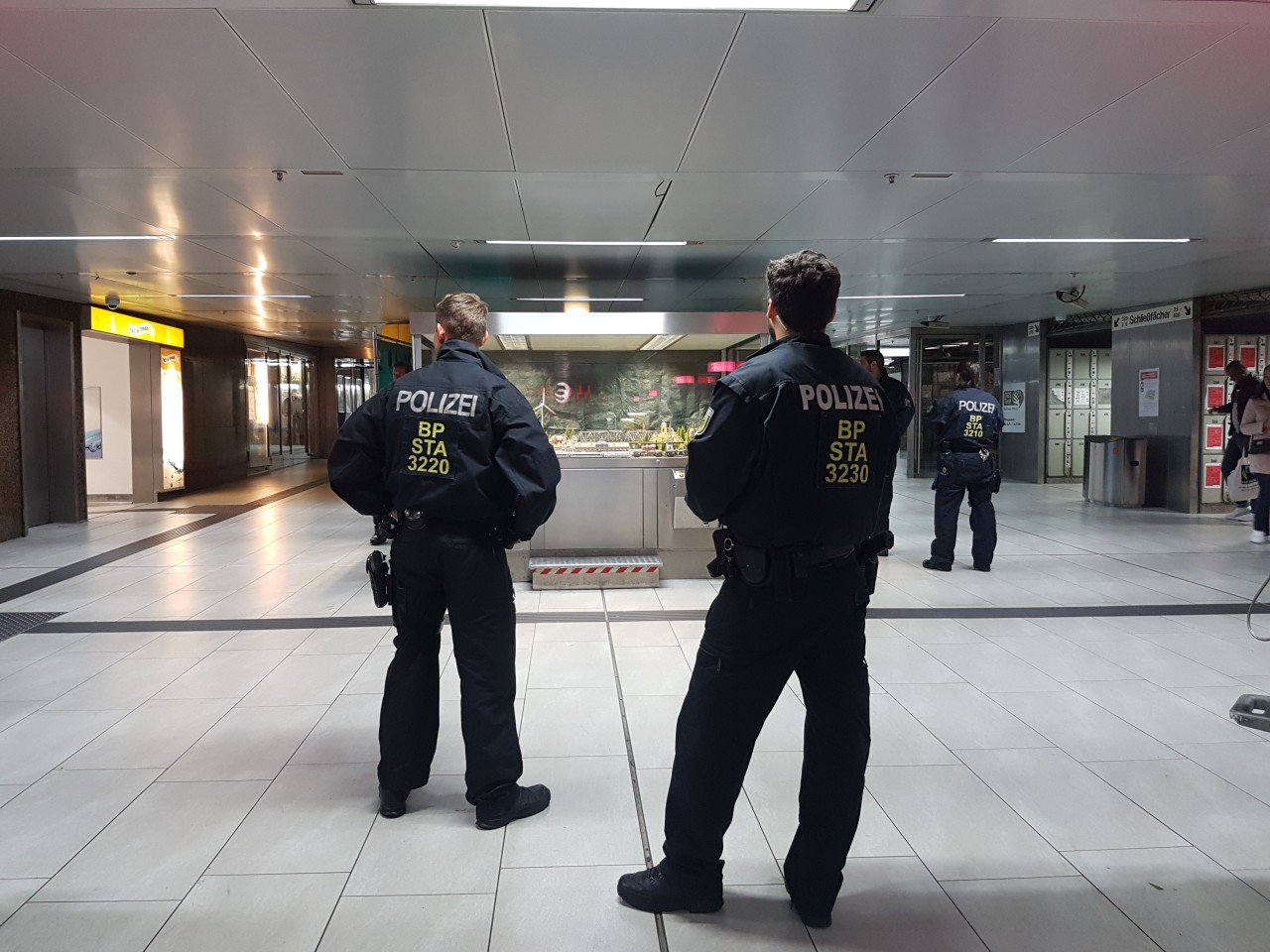 Polizisten kontrollierten am Wochenende am Düsseldorfer Hauptbahnhof.