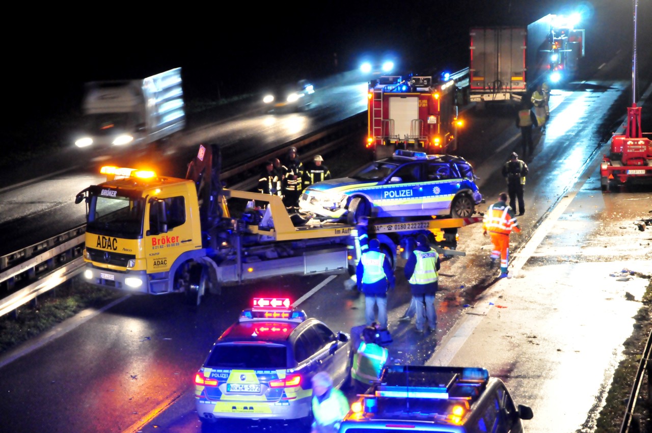 Der Unfallwagen wird von der Autobahn abgeschleppt.