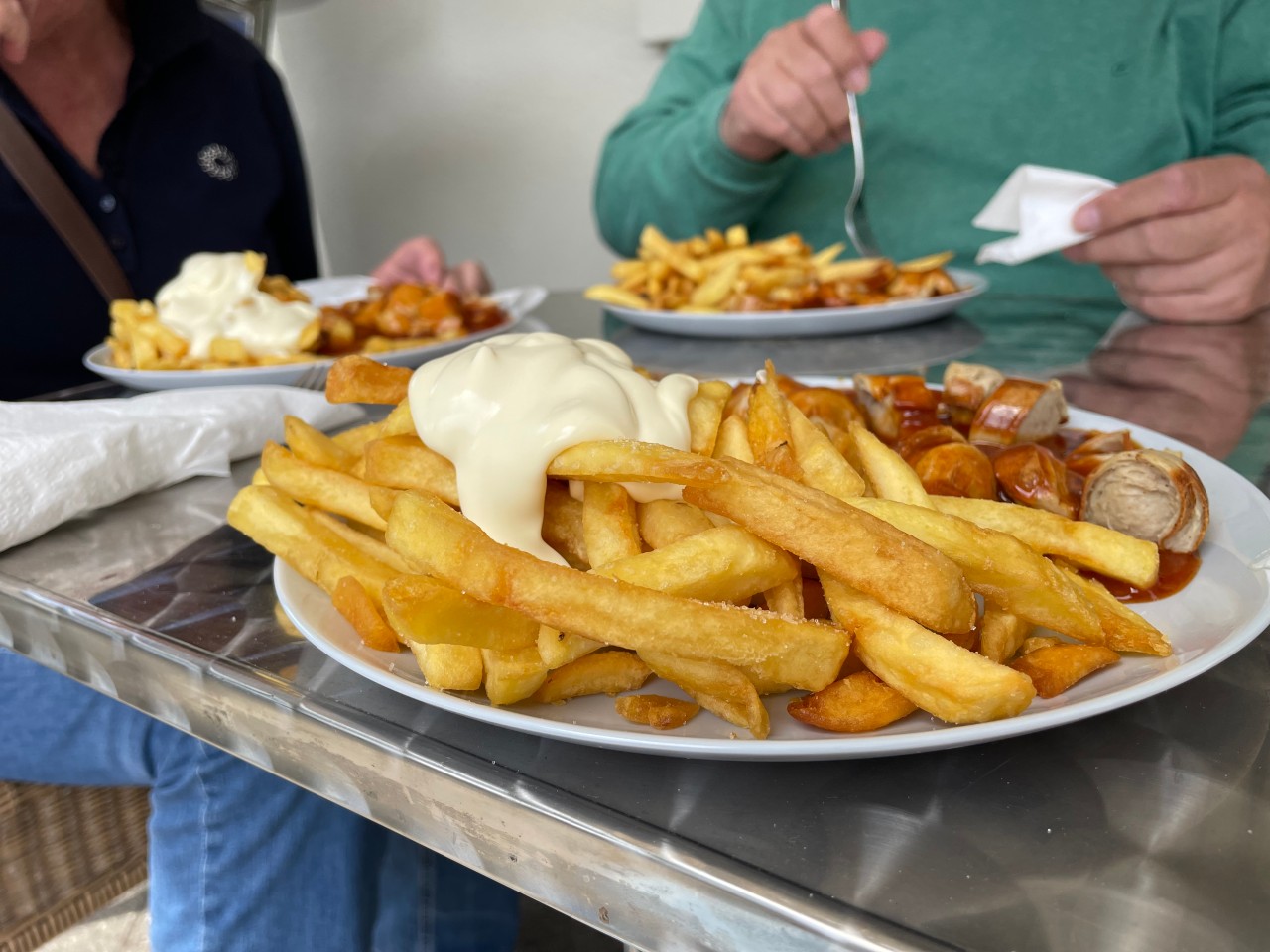 Frank Rosin: Das Lieblingsgericht im "Glückauf-Grill" ist ein absoluter Klassiker: Currywurst mit Pommes und Mayo. 