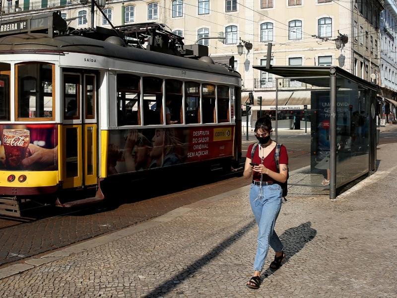 Portugal hebt die Maskenpflicht im Freien auf. Auf den Straßen der Hauptstadt Lissabon und anderer Städte tragen viele Menschen aber weiterhin Schutzmaske.