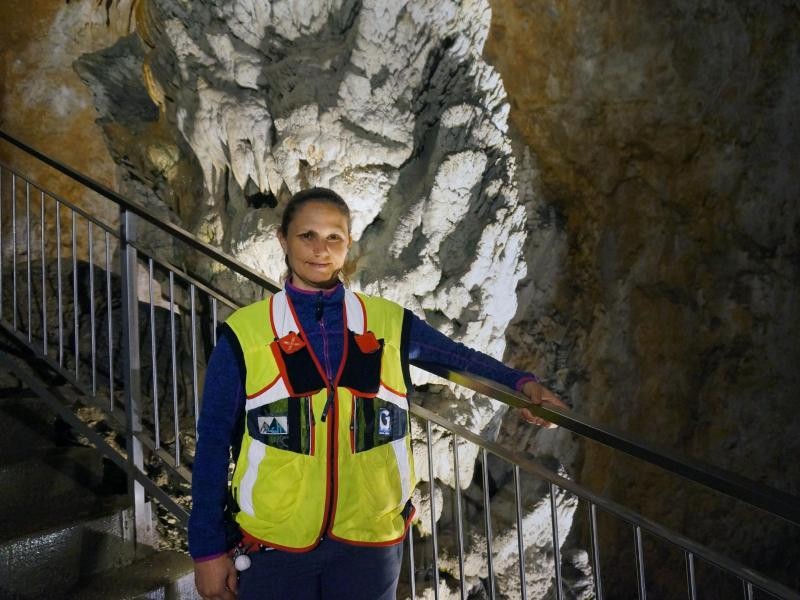 Profi für untertage: Touristenführerin und Höhen-Biologin Federica Papi in der Grotta Gigante.