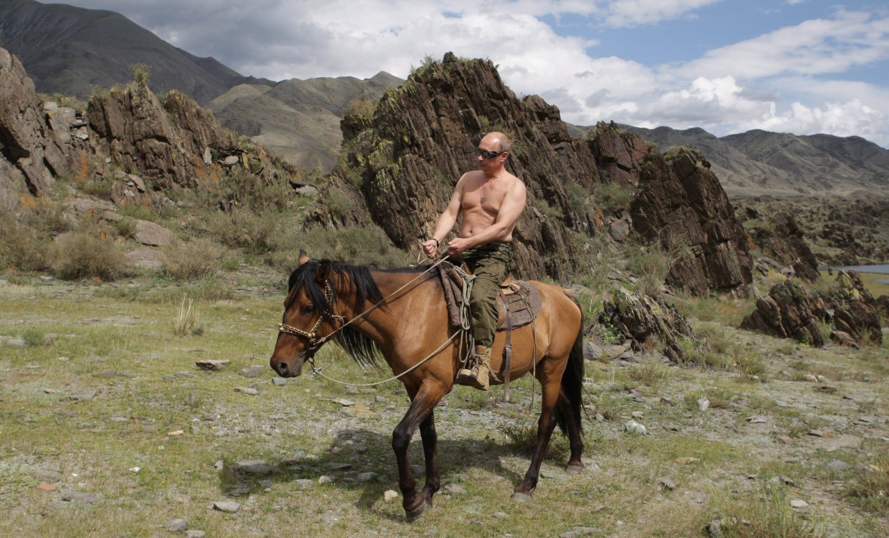 Im Jahr 2009 ließ sich Putin oben ohne auf einem Pferd fotografieren. 