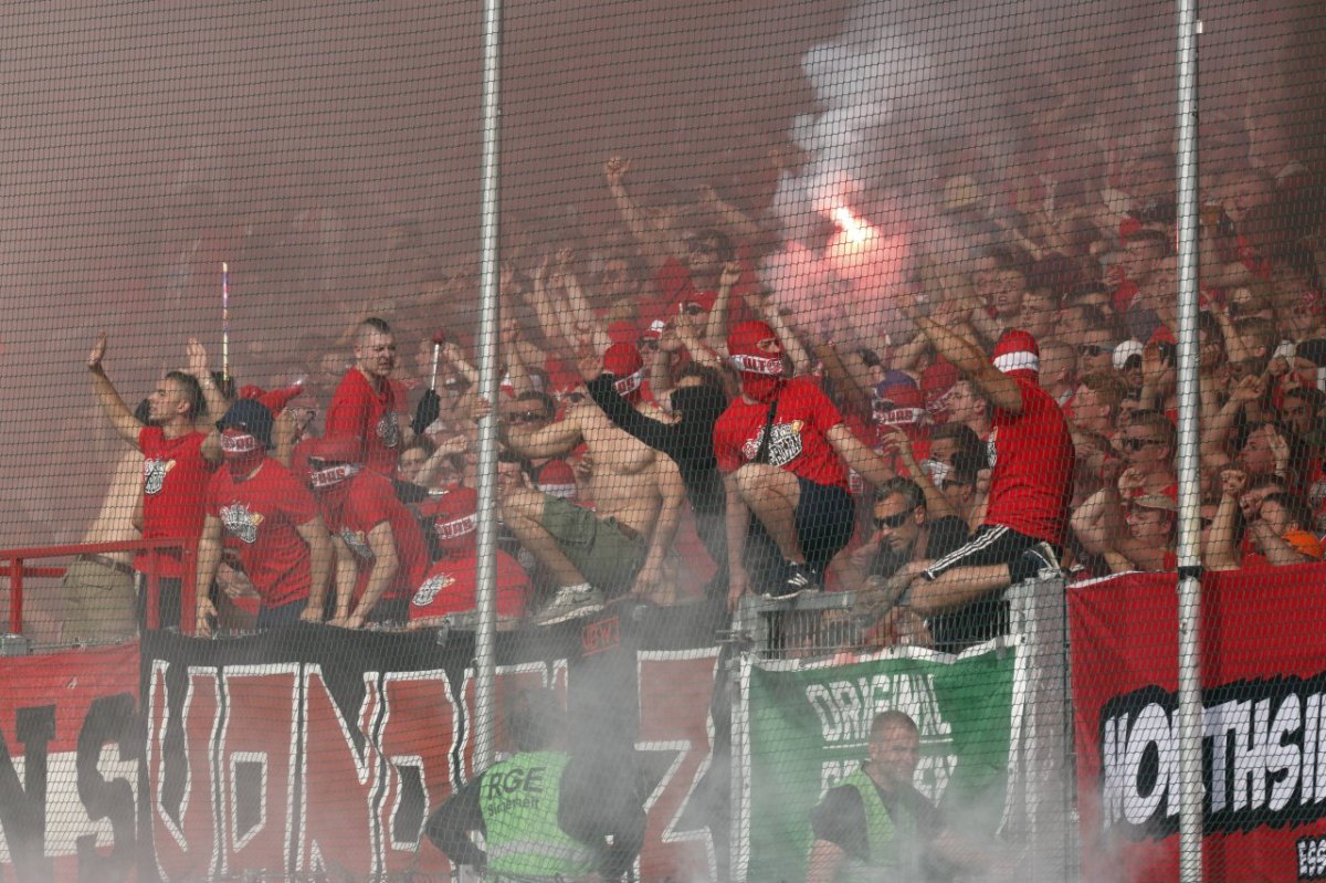 Pyrotechnik Rot Weiss Essen.jpg