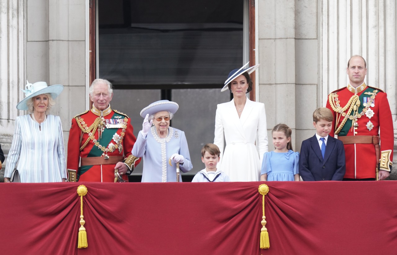 Queen Elizabeth II. zeigte sich in Begleitung ihrer Kinder, Enkel und Urenkel zum Auftakt ihre Thronjubiläums.