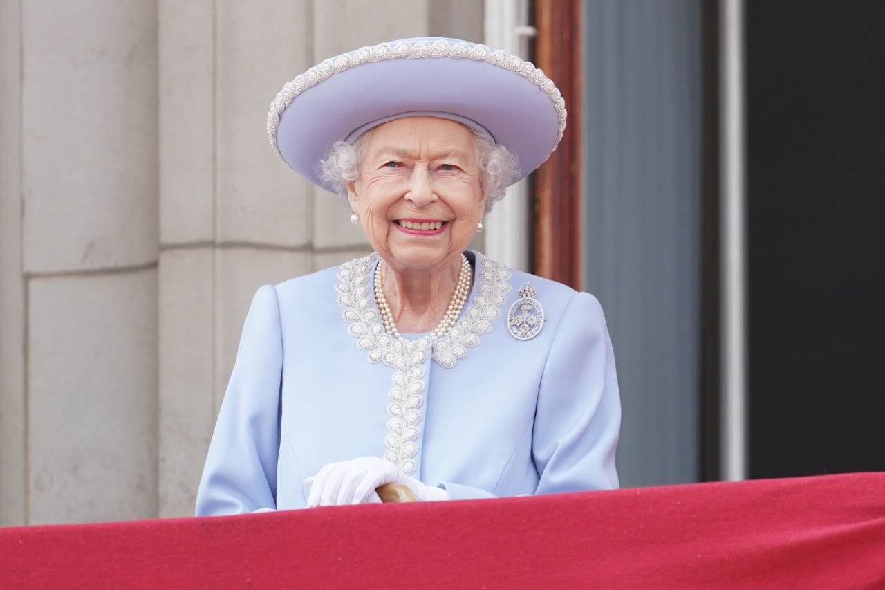 Queen Elizabeth II. sorgt mit ihrem Balkonauftritt zum Auftakt ihres 70-jährigen Thronjubiläums für Begeisterung.