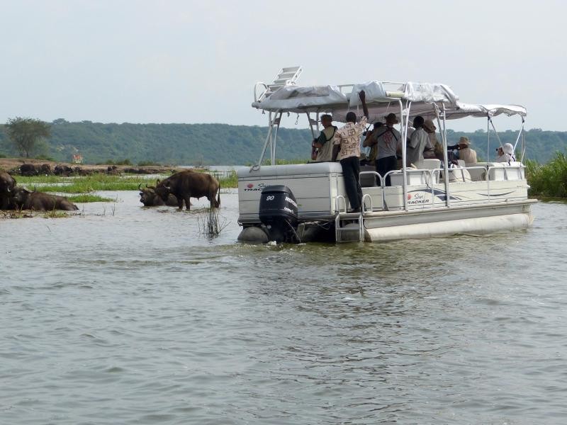 Bootsfahrt auf dem Kazinga-Kanal: Die Landschaft im Queen Elizabeth Nationalpark in Uganda ist vielfältig.