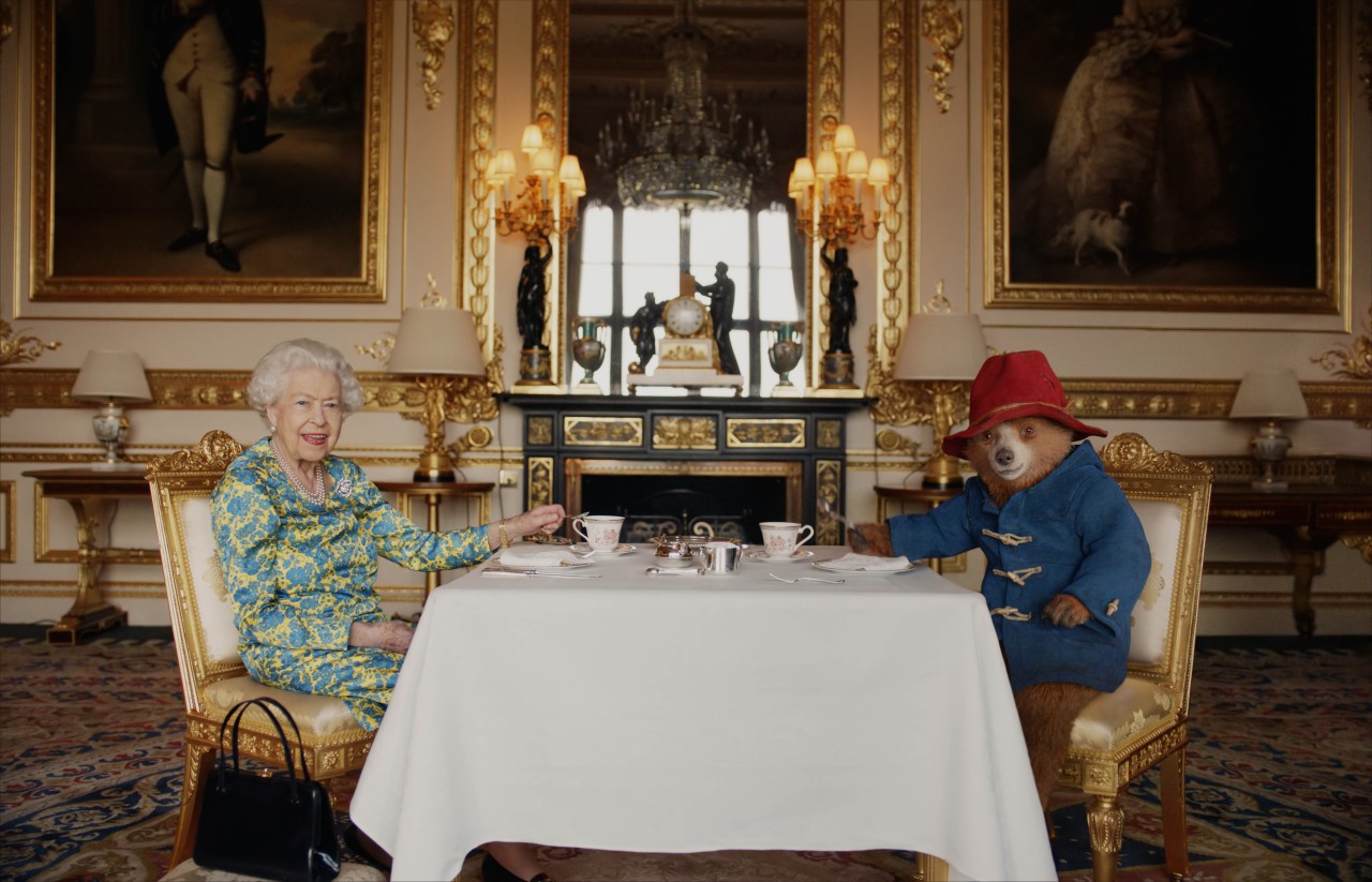 Queen Elizabeth II. lud die britische Kinderbuchfigur Paddington Bear zum Tee ein.