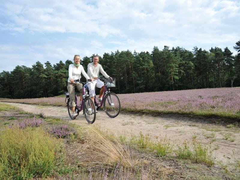 Radfahrer in der Klein Bünstorfer Heide: Der Kurort Bad Bevensen bietet auch Aktivurlaubern viele Möglichkeiten.