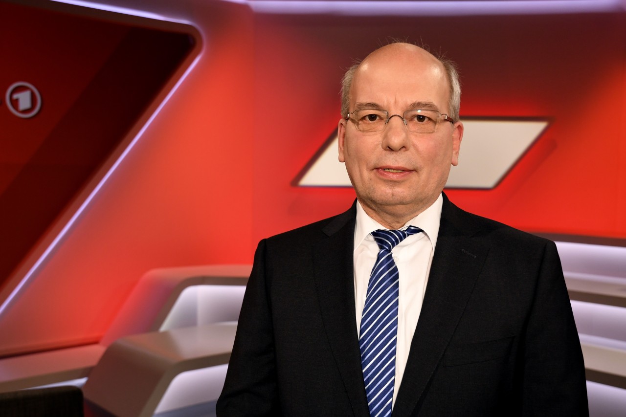 Rainer Wendt, der Bundesvorsitzender der Deutschen Polizeigewerkschaft, hier in einem ARD-Studio (Archivbild). 