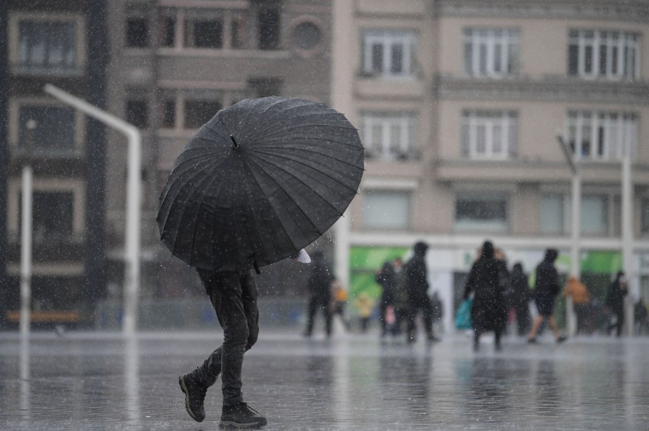 Wetter in NRW: In der kommenden Woche sollte man den Regenschirm lieber nicht vergessen. (Symbolbild)
