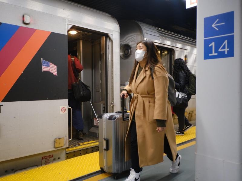 Reisende besteigen einen Zug am Bahnsteig der New Jersey Transit in der Penn Station.