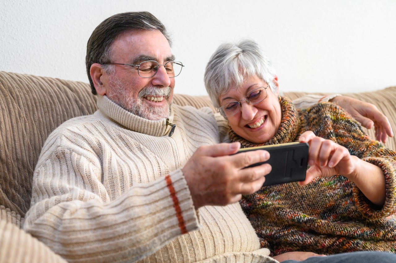 Während der Corona-Zeit hielten viele Rentner und Pensionäre vor allem über Videochats und Telefonate Kontakt zu ihren Familienmitgliedern. 