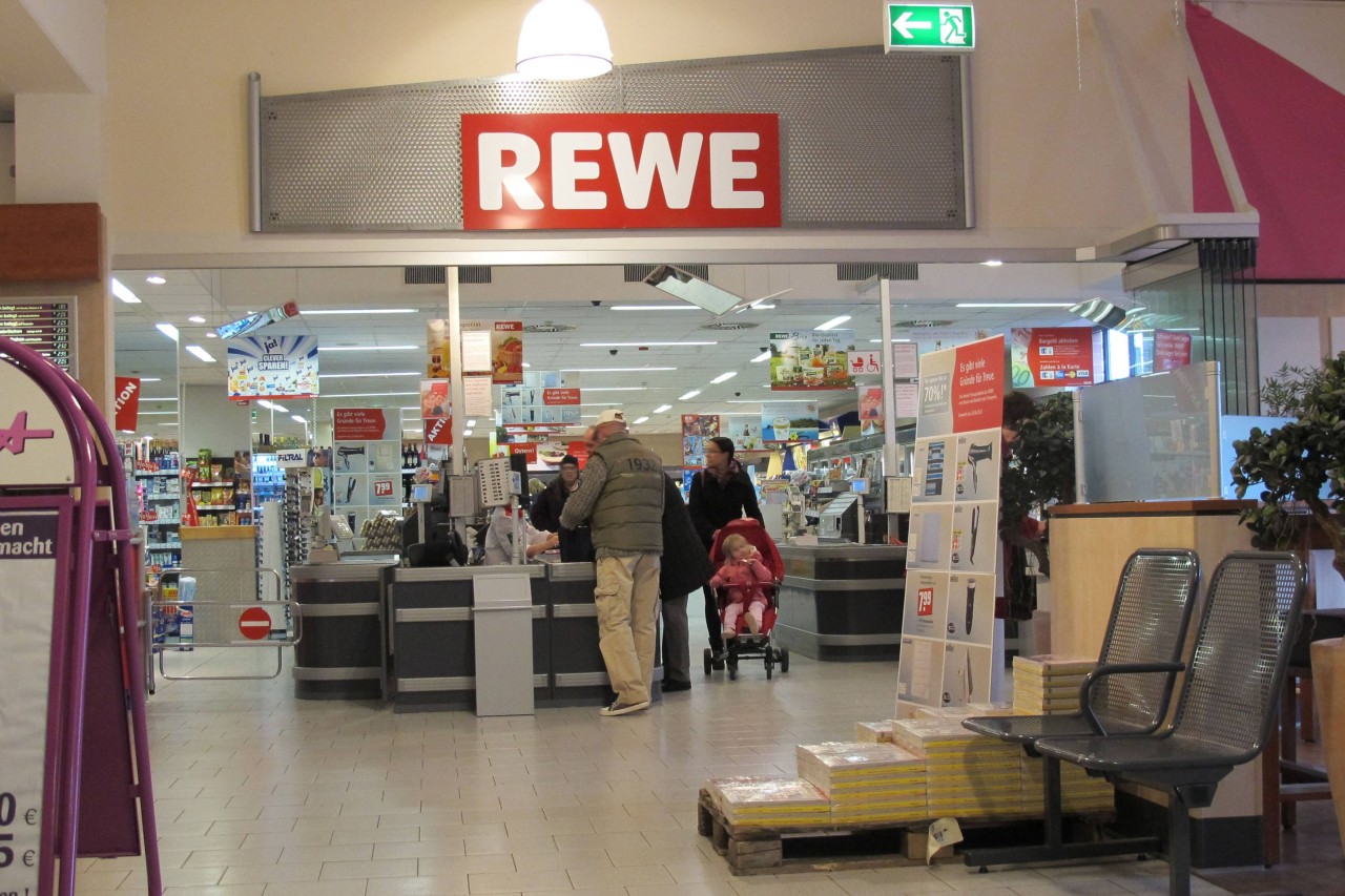 Bei Rewe in Köln kannst du demnächst deine Knöllchen bezahlen. (Archivbild)