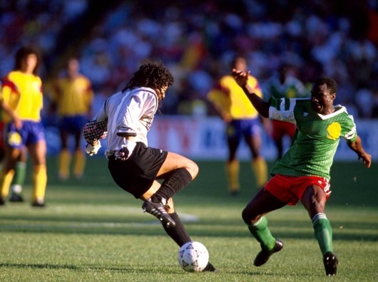 Roger Milla bei der WM 1990 gegen den kolumbianischen Torwart René Higuita.