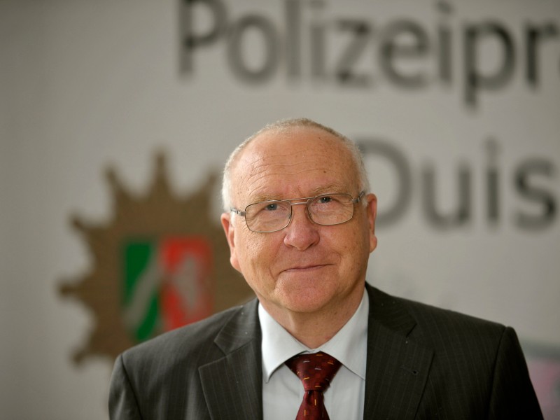 Rolf Cebin, war bis Mai 2010 Polizeipräsident in Duisburg. Cebin hatte sich 2009 wegen großer Sicherheitsbedenken gegen Duisburg als Austragungsort der Loveparade ausgesprochen. Die Folge: ...