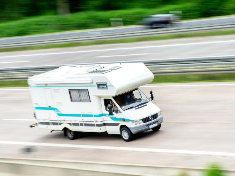 Rollin', rollin', rollin': Die Reise im Campingmobil plant man wegen möglicher nächtlicher Ausgangsbeschränkungen derzeit besser ohne Stop unterwegs.