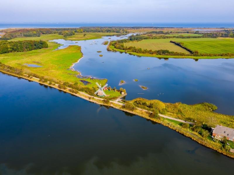 Ruhe und Idylle am Wasser: Naturschutzgebiet Geltinger Birk an der Küste Schleswig-Holsteins.