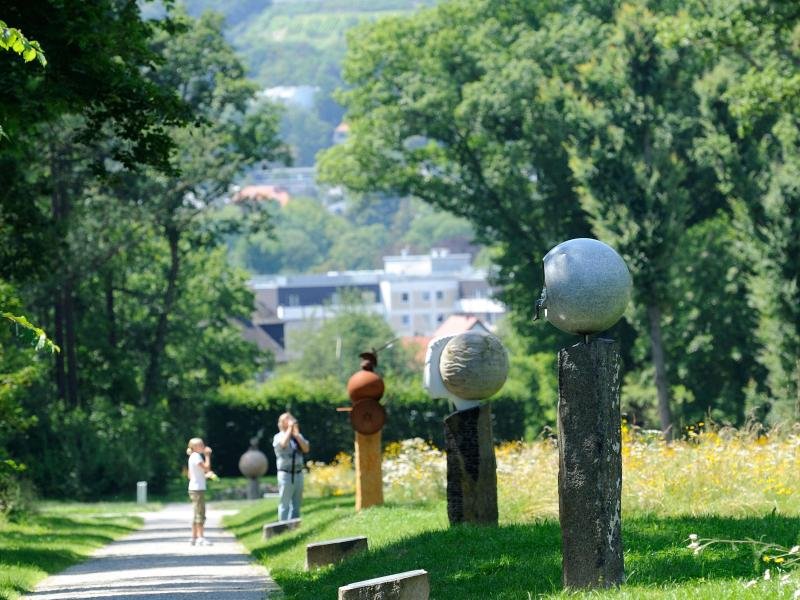 Ruhe unter hohen Bäumen bietet der Goldsteinpark in Bad Nauheim.
