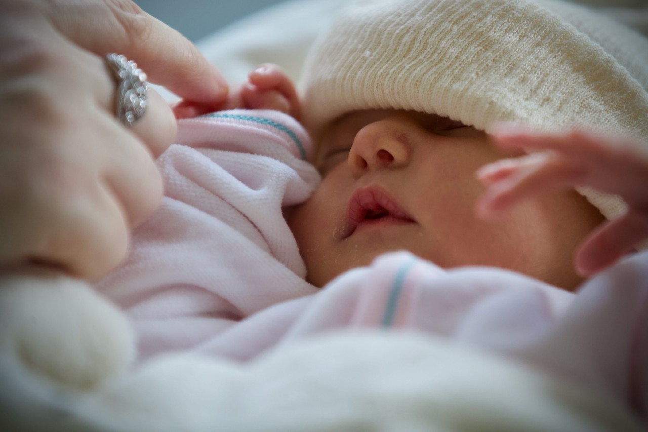 Nur eine Minute nach der Geburt konnte sich ein kleines Mädchen aus Hamm über die Geburt ihrer Cousine freuen. (Symbolbild)