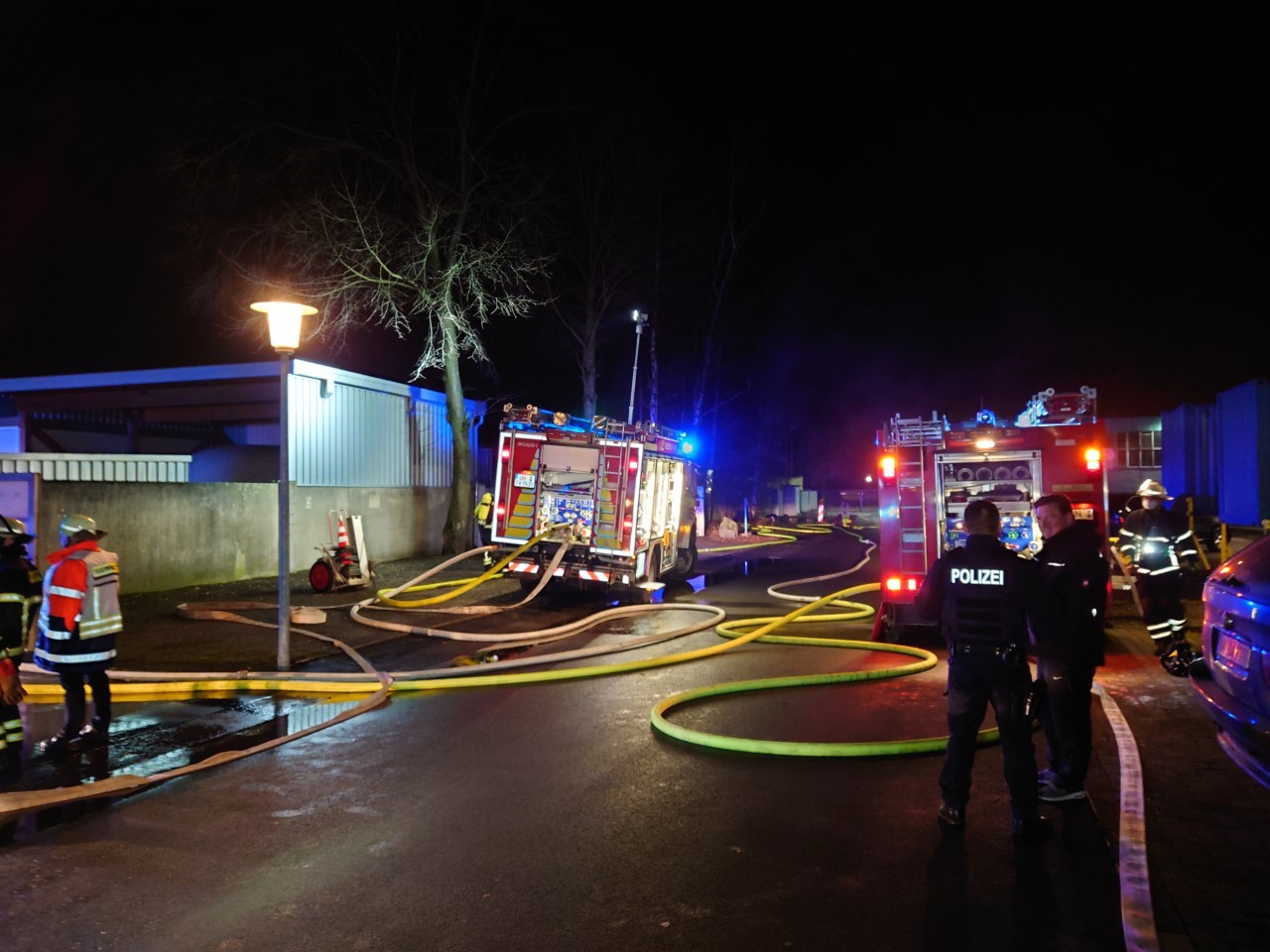 Im Ruhrgebiet sorgte ein Feuer in einer Lagerhalle für ein Großaufgebot bei der Feuerwehr. 