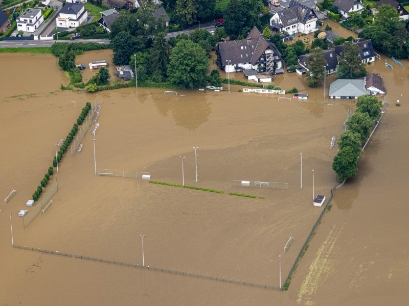 Das Wasser steht in Mühlheim meterhoch.