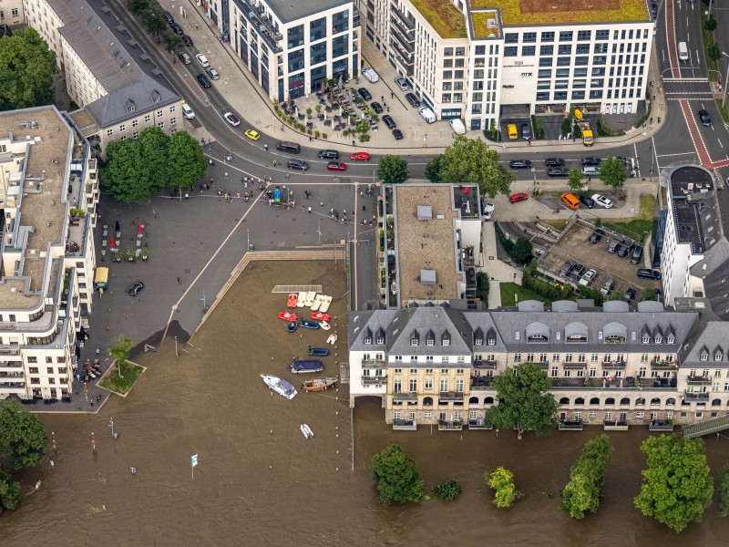 In der Innenstadt von Mülheim ist die Ruhrpromenade komplett überschwemmt.