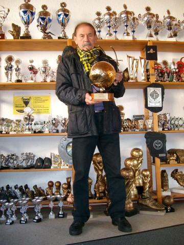 Wosab in seiner Werkstatt mit dem Pokal zum 50.000 Bundesligator durch Karim Bellarabi., Nur einige Trophäen, die in Alzey entstanden sind.