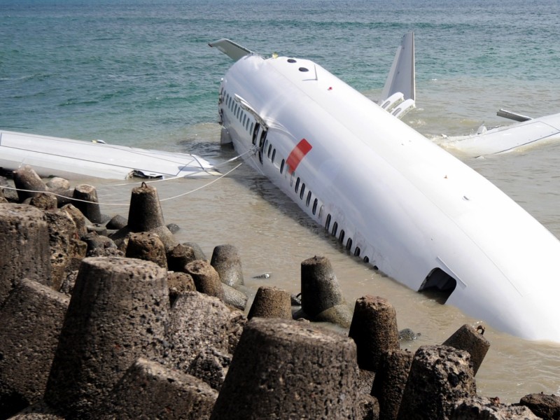Zwei Tage nach der Bruchlandung einer Boeing 737 vor Bali ...