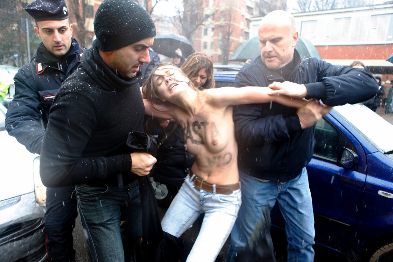 Barbusiger Protest gegen Berlusconi (Foto: Reuters)