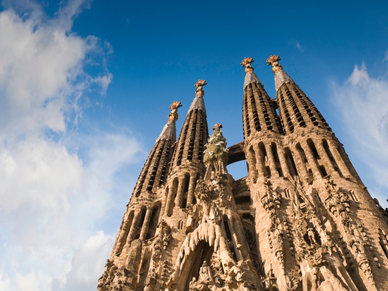 Die Sagrada Familia ist das weltbekannte Wahrzeichen Barcelonas. Es ist das unvollendete Werk und Vermächtnis des katalanischen Architekten Antoni Gaudí. Seit seinem Tod 1926 wird an dem Sühnetempel weitergebaut.