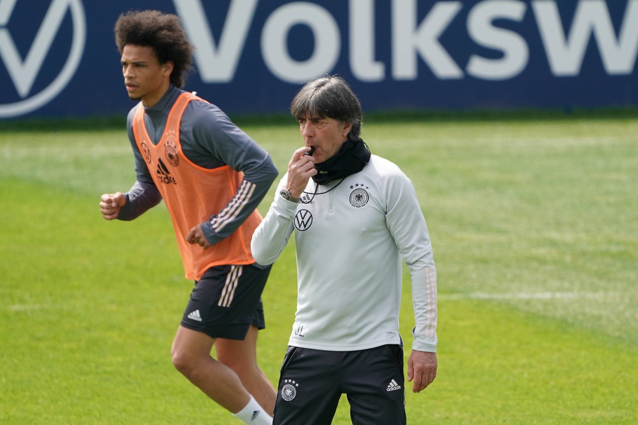 Leroy Sané und Joachim Löw beim Training. 