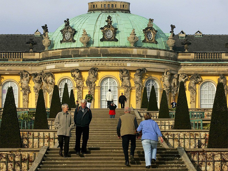 Das Schloss Sanssouci liegt im gleichnamigen Park in der Brandenburger Landeshauptstadt Potsdam. Das Hohenzollernschloss ließ der preußische König Friedrich II. in den Jahren 1745 bis 1747 errichten. Schloss und Park werden oft auch als preußisches Versailles bezeichnet.