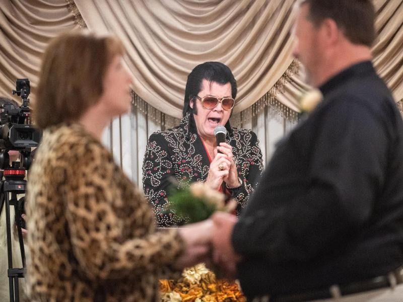 "Say: Yes, I do!". Elvis-Darsteller Brendan Paul nimmt Jane und Edward Schneider nach 40 Jahren das zweite Eheversprechen ab.