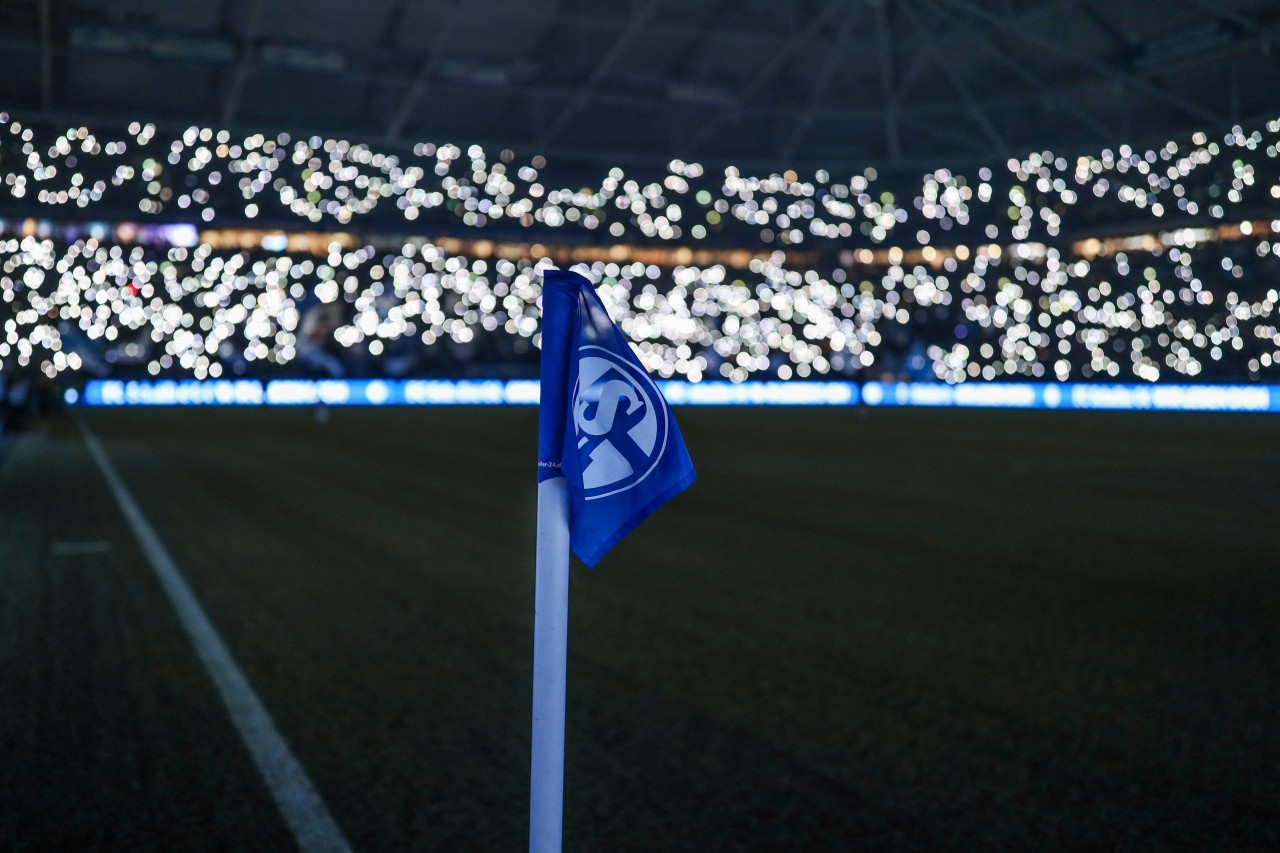 Die abgedunkelte Veltins-Arena beim Steigerlied.