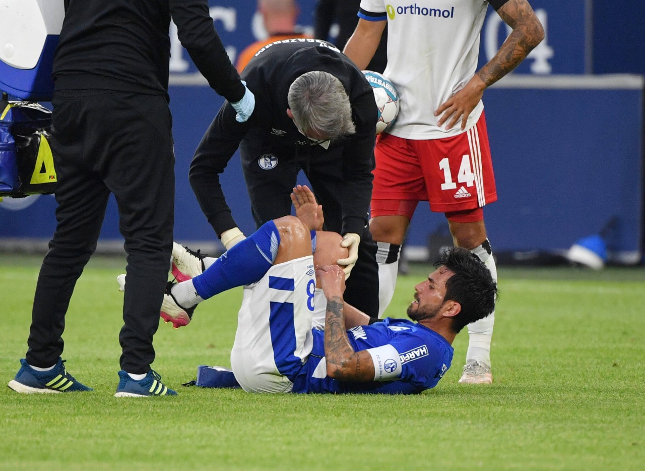 Danny Latza verletzt auf dem Rasen beim Spiel gegen Hamburg.