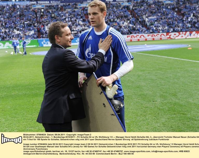 Schalke-Manager Horst Heldt am 9. April 2011 mit Manuel Neuer - da wurde der Torwart für 150 Spiele für die Königsblauen geehrt.