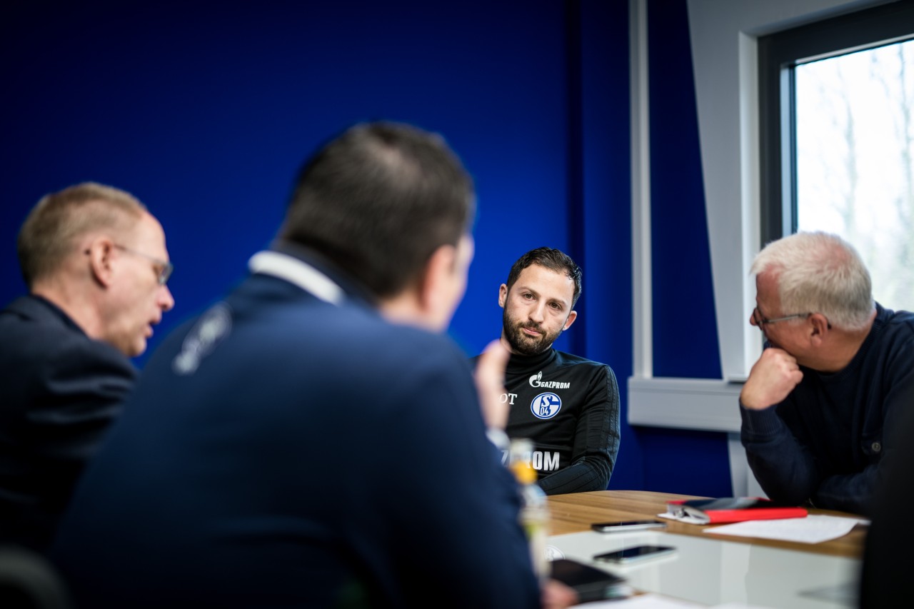 Schalke-Trainer Domenico Tedesco (2. v. r.) im Gespräch mit (v. l.) Peter Müller, Thomas Tartemann und Manfred Hendriock.
