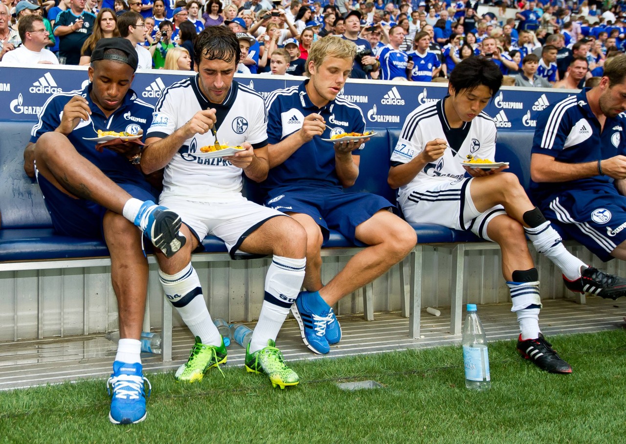 Schalke 04: Teemu Pukki (3 v.l.) genießt and er Seite von Raul und Jefferson Farfan eine Paella. 