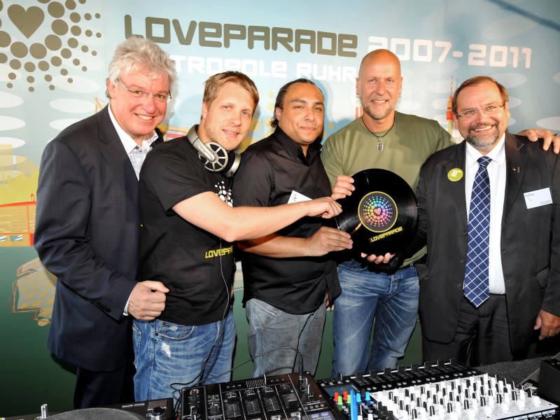 Der Gedenkfeier am ersten Jahrestag der Duisburger Loveparade blieb Rainer Schaller (hier mit Ruhr.2010-Geschäftsführer Dr. Oliver Scheytt (links), Oliver Pocher, Musikproduzent Anthony Rother und OB Adolf Sauerland vor der Loveparade) nach eigener Aussage aus Pietätsgründen fern. Gegen fünf Mitarbeiter seiner Firma Lopavent ermittelte die Staatsanwaltschaft wegen des Anfangsverdachtes der fahrlässigen Tötung und Körperverletzung. Zu den Beschuldigten zählten ... 