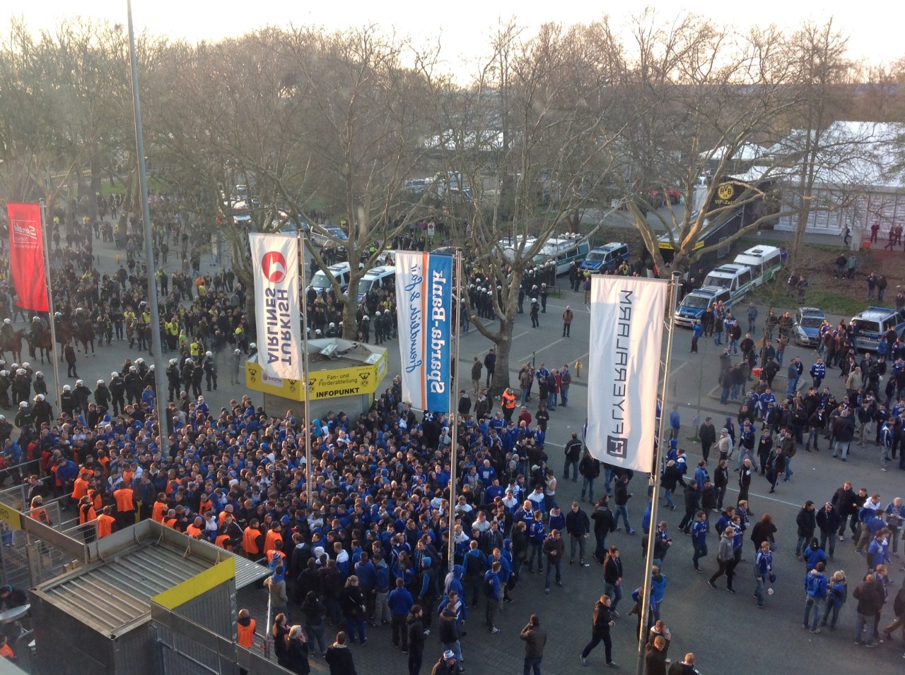 Ankunft am Signal Iduna Park: Eine Schalker Fantraube vor dem Eingang zum Dortmunder Stadion.