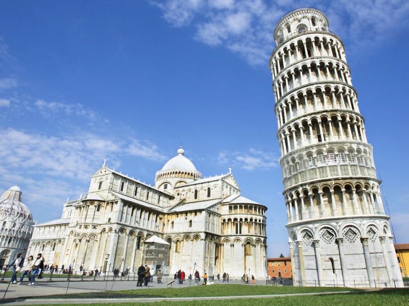Das wohl bekannteste geneigte Gebäude der Welt: Der schiefe Turm von Pisa in Italien. Zwölf Jahre nach der Grundsteinlegung 1173, als der Bau bei der 3. Etage angelangt war, begann sich der Turmstumpf in Richtung Südosten zu neigen. Nach rund 100-jähriger Baupause wurden die nächsten vier Stockwerke dann schräg gebaut. Erst 1372 war schließlich auch die Glockenstube vollendet. Grund für die Schieflage des Turm sind Morast und Sand, der sich unter dem Gewicht des Gebäudes verformt.