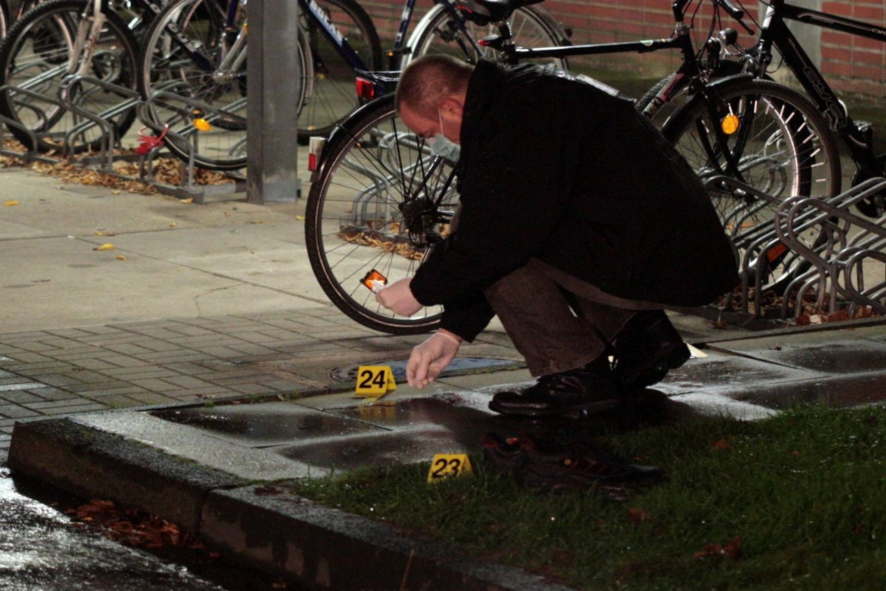 Ein Tatort-Ermittler bei der Arbeit nach der Schießerei im 3M-Werk in Hilden. (Foto: dapd)