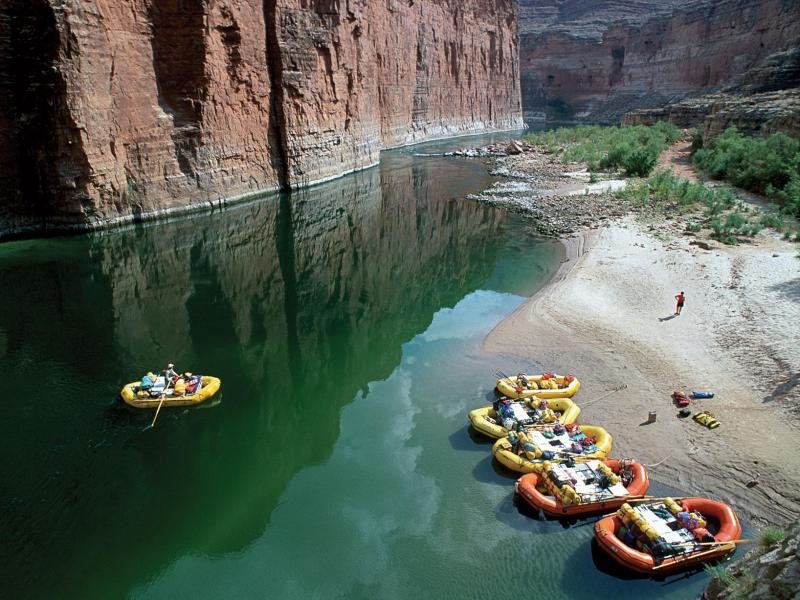 Schlauchboote in der Schlucht: Mutige Touristen zieht es zum Rafting auf den Colorado River.