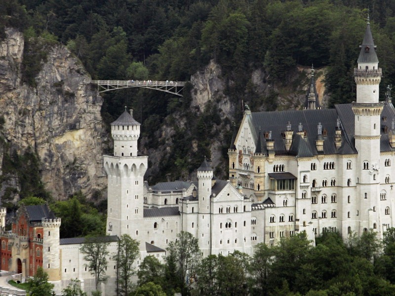 Schloss Neuschwanstein gehört zu den meistbesuchten Schlössern und Burgen Europas. Das Märchenschloss wurde ab 1869 für den bayerischen König Ludwig II errichtet, der sich hier aus der Öffentlichkeit zurückziehen wollte. Nach seinem Tod wurde Neuschwanstein 1886 für das Publikum geöffnet. 